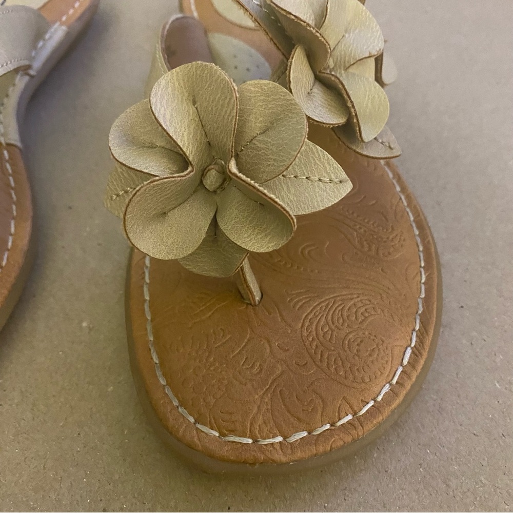 b.o.c. Tan and Brown Floral Sandals 8M GUC - Picture 2 of 8
